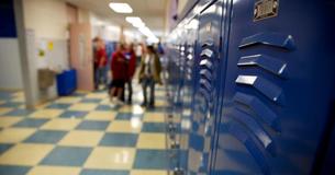 Ein 9-jähriger Schüler, der sich über Raufbolde beschwert, wurde an einem kalten Wintertag aus der Schule geworfen