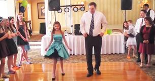 Un père surprend la foule avec ses pas de danse et son Groove