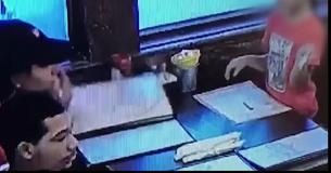 Esta familia fue avergonzada públicamente por dejar que su hija se robara la propina de una mesera