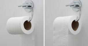 L'inventeur du porte papier toilette vous montre la bonne manière d'accrocher votre papier