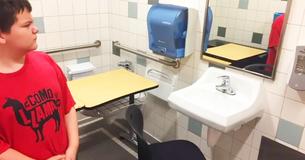 Bureau van autistische leerling wordt verplaatst naar de toiletten, zijn moeder is verontwaardigd over de rechtvaardiging van de school