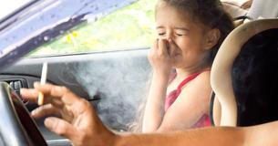 De nieuwe wet zou ouders een boete van € 900 geven wanneer ze roken met kinderen in auto