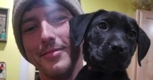Dove man adopteerde een dove reddingshond en leerde hem gebarentaal