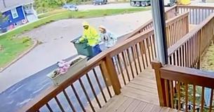 Une caméra de sécurité filme un éboueur qui s'efforce d'aider une femme âgée de 88 ans atteinte de démence