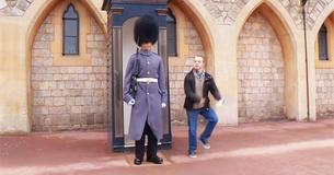 Man met het Syndroom van Down bezoekt broer die een bewaker is bij Windsor Castle