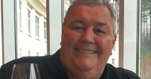 Ce grand-père rit pour la dernière fois quand il commence à parler à ses propres funérailles