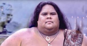 Rencontrez Kamakawiwo'ole, l'auteur-compositeur-interprète du classique "Somewhere Over The Rainbow" Medley