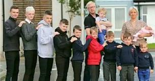 Britische Mutter bekommt endlich Mädchen, nachdem sie 10 Jungen geboren hatte
