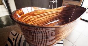 Ehemliger Bootsbauer konstruiert nun atemberaubende Badewannen aus Holz