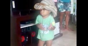 Une mère entre dans la pièce et trouve son fils qui danse habillé en cow-boy