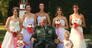 Le dernier souhait d'un ancien combattant de l'armée est exaucé alors qu'il marche avec ses 7 filles dans l'allée