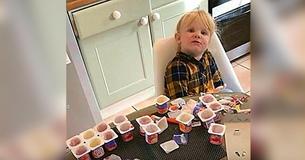 Papa laat drie jaar oude dochter eventjes alleen voor tien minuten en ze verorbert 18 yoghurtjes.