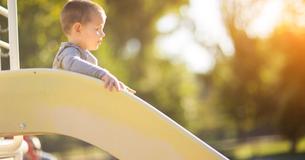 Vrouw vraagt moeder en haar zoon om de speeltuin te verlaten omdat het nu alleen meisjesspeeltijd is