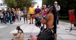 Artista callejero conmueve a todos al interpretar la canción de la película "Last Of The Mohicans"