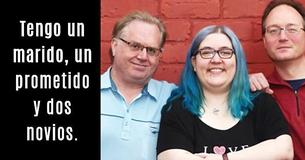 Ella vive con su marido y con su prometido, pero tiene dos novios más