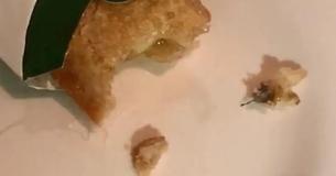 Une cliente est en pleurs après avoir mâché une araignée dans sa tarte aux pommes 