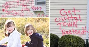 Une maison vandalisée par un voisin après l'adoption d'enfants trisomiques par le propriétaire