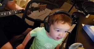 Un garçon de 2 ans reprend une chanson d'Elvis de la manière la plus magnifique qui soit