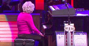 Signora di 98 anni interrompe un concerto di musica, si siede al pianoforte ed entusiasma il pubblico