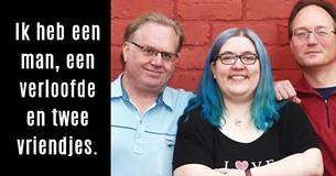 Vrouw woont met haar man en haar verloofde - en heeft nog twee andere vriendjes