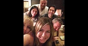 Jennifer Aniston verovert stormenderhand het internet als ze profiel openbaar maakt en een 'Friends' reünie foto post