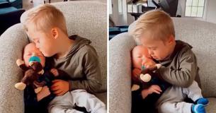 La maman n'arrive pas à arrêter le bébé de pleurer, mais son fils trisomique prend la relève