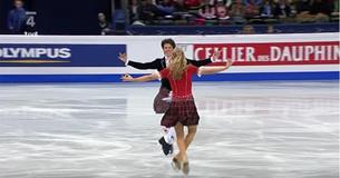 Le frère et sœur exécutent la danse écossaise sur glace qui remet le public debout