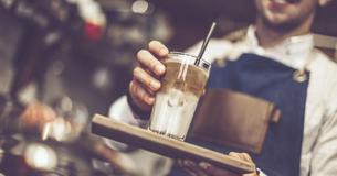 Une femme pleure son ex mort et le surprend plus tard en train de travailler dans un restaurant local