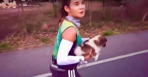 Une femme courant le marathon découvre un chiot abandonné et le porte avec elle sur plus de 30 km