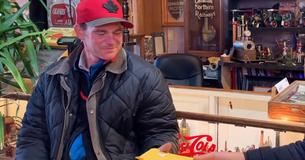 Un homme sans abri vend accidentellement un objet rare pour 20 $ à un magasin d'antiquités et se fait traquer par le propriétaire