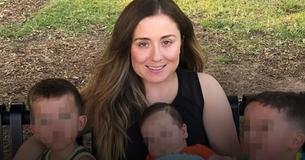 Après qu'on lui a demandé de couvrir pendant qu'elle allaite, cette femme décide de couvrir toute sa tête