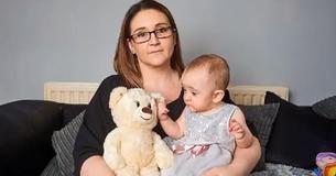 Cette mère croit que l'une de ses jumelles prise dans le canal de la naissance s'est sacrifiée pour sauver la vie de sa sœur