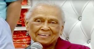 Une femme de 100 ans travaille 20 heures par semaine au supermarché et conduit encore