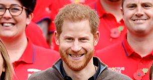 Le prince Harry montre sa bague de mariage en réponse à l'écolière l'appelant beau gosse