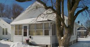 Gezin is getuige van enge voorvallen in hun huis - nadat ze op de vlucht zijn geslagen, koopt nieuwsgierige man dit  'bezeten' huis