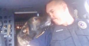 Politieagent neemt afscheid van de geliefde K-9 partner met laatste radio-oproep