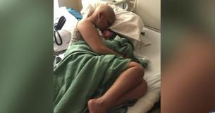 Eine Mutter, die die Diagnose Brustkrebs bekam, wurde während ihrer Schwangerschaft dagegen behandelt und bringt einen gesunden Jungen zur Welt