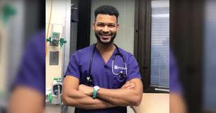 Un homme est diplômé de l'école d'infirmiers de la même université où il travaillait auparavant comme concierge
