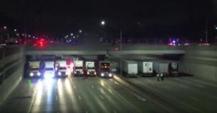 13 camionneurs s'alignent sous le pont pour aider la police à arrêter un suicide sur l'autoroute