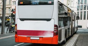 13 jaar oud schoolmeisje werd uit de bus gegooid omdat ze een beetje te kort schoot voor haar kaartje en de chauffeur hield haar geld