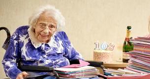 108 jaar oude vrouw ontvangt 650 kaarten van mensen die haar een warm hart toedragen nadat verzorgers verzoeken om kaarten te sturen