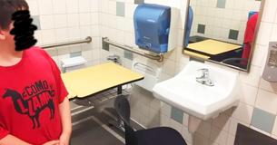 Middelbare school zet het bureau van de autistische student in het toilet voor een rustige leerruimte