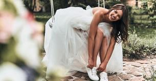 Une mariée se fait ridiculiser par des amis pour avoir acheter une robe de mariée d'une marque de vêtements abordables afin de réduire les coûts