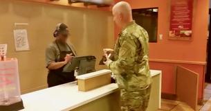 Ein Soldat macht sich daran, seine Rechnung zu begleichen, ändert aber seine Meinung, als er zwei hungrig aussehende Jungs im Restaurant sieht