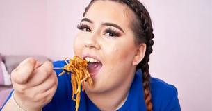 Une femme démissionne de son travail pour se filmer en train de manger des fast food et des plats chinois à emporter en ligne