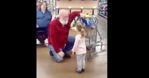 Un enfant de 3 ans a confondu un homme plus âgé avec le Père Noël, et sa réaction à son égard a été réconfortante.
