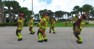 Des pompiers exhibent leur chorégraphie de danse sexy