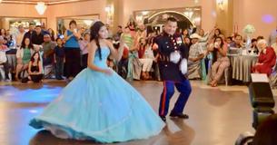Un duo père et fille diverti leurs invités avec un medley de danse commençant avec "My Girl"