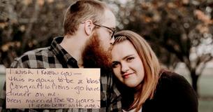 Après avoir envoyé l'invitation de mariage à une mauvaise adresse, cette mariée reçoit une réponse et $20 en retour