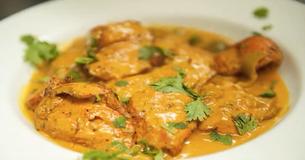 Une végétarienne était " en larmes toute la nuit " après que le restaurant de vente à emporter ait servi du poulet dans son cari végétarien.
